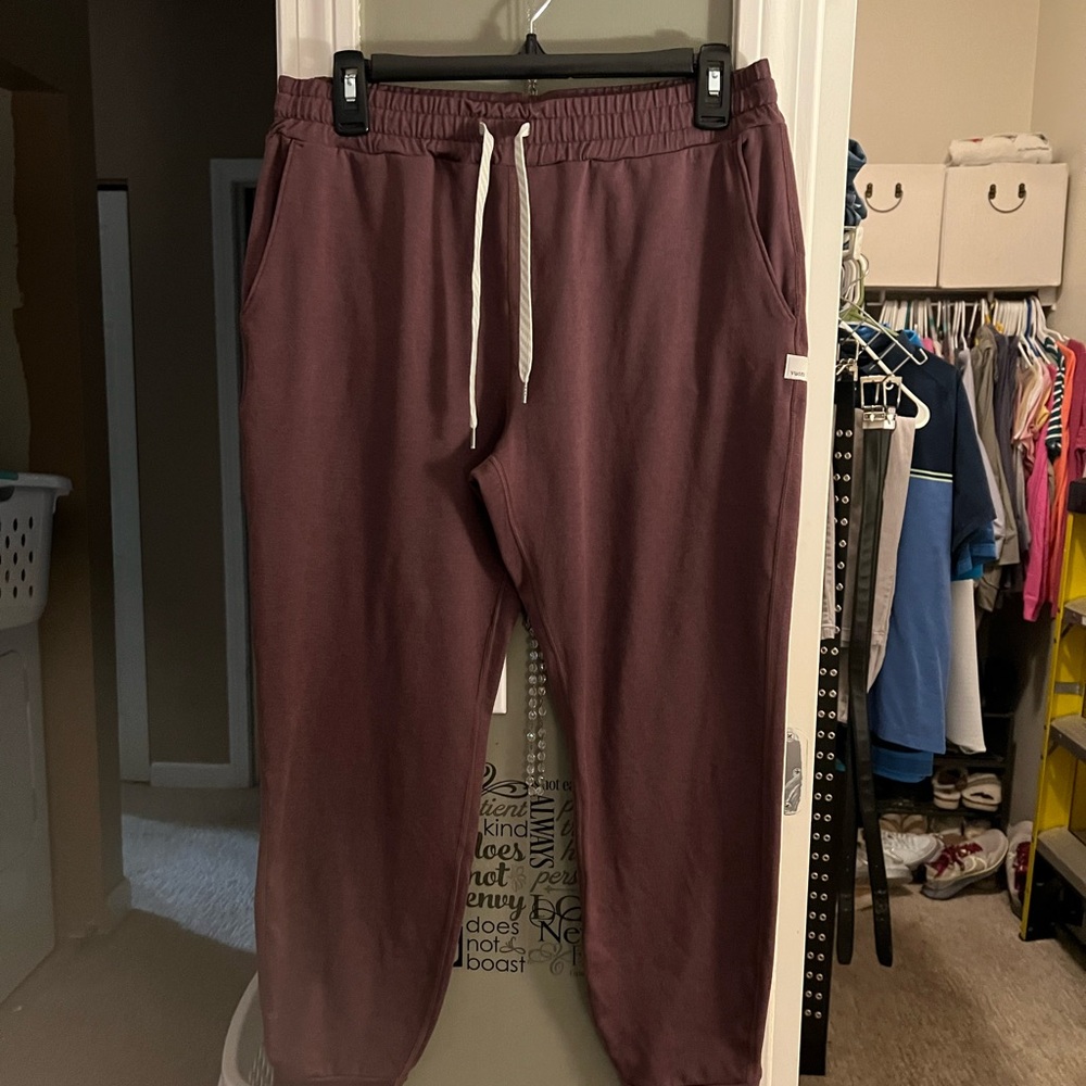Vuori Performance Jogger in Elderberry Heather